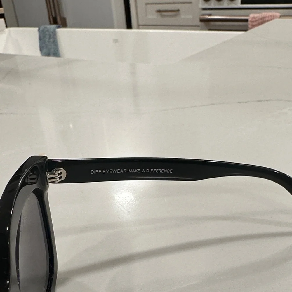DIFF Carson Black Sunglasses - Picture 10 of 10